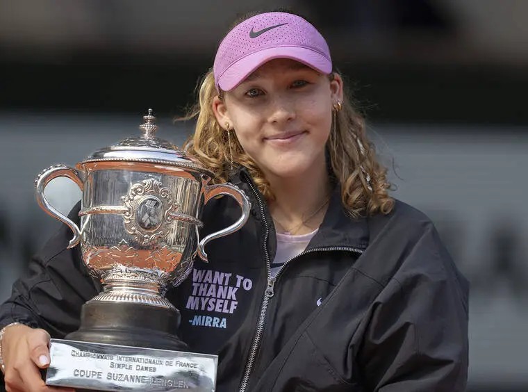 Mirra holds the Suzanne Lenglen trophy