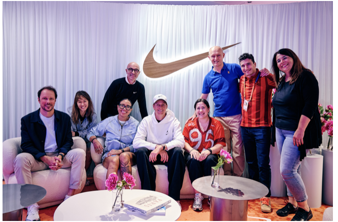 Jannik Sinner with the NikeCourt team in the Molitor lounge